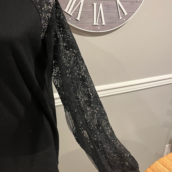 Women's Black Lace Long Sleeve Top - So pretty on! NWOT Size Med… - Picture 6 of 11